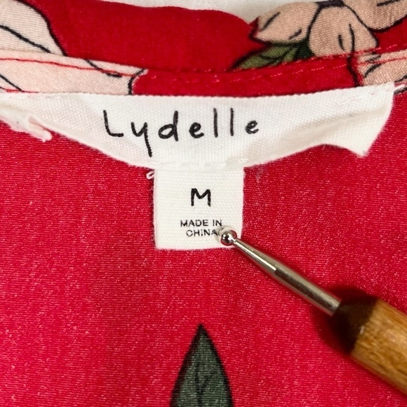 LYDELLE Floral Ruffle Wrap Top Dogwood Blossoms Office Contemporary Size Medium - Picture 8 of 12